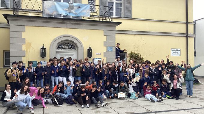 Collégiens français et allemands devant le Gymnasium de Tutzing.
