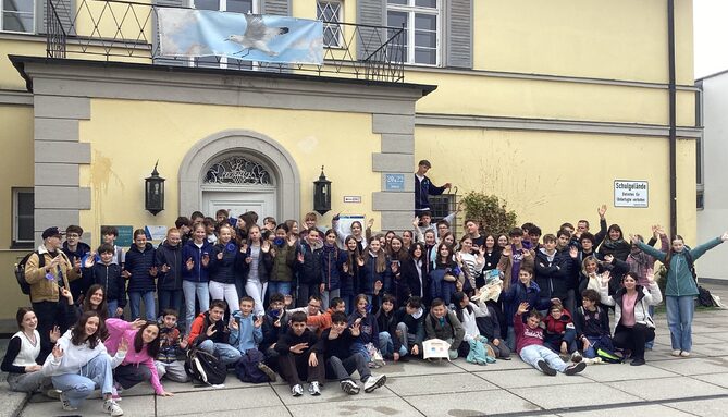 Élèves français et allemands devant le lycée de Tutzing.